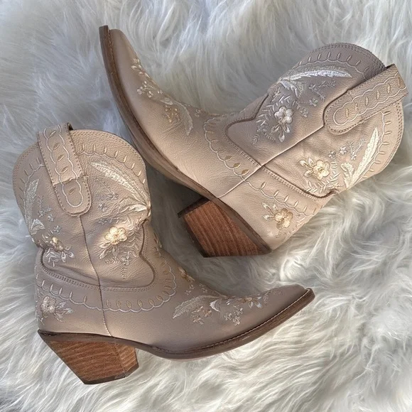 Dingo Floral Embroidered Cream Heeled Boots Sand AS IS size 7.5 - Picture 2 of 16